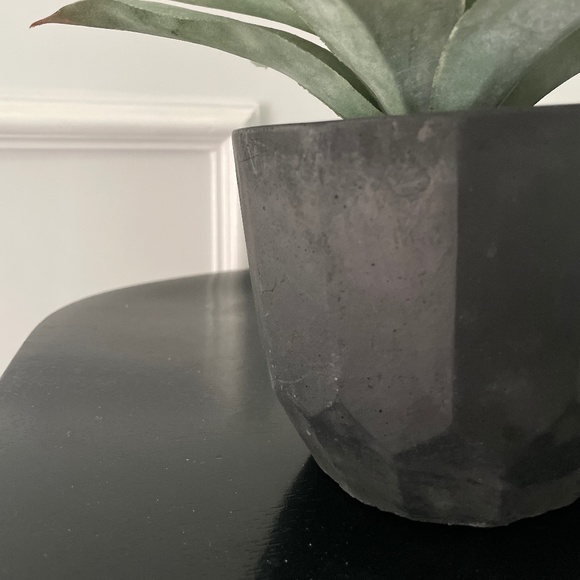 Faux plant in modern matte black clay vase - Picture 3 of 8